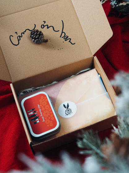 Set quà tặng Khởi sắc -  Bộ thẻ Một khoảng dừng và Khăn vuông Yin/Yang