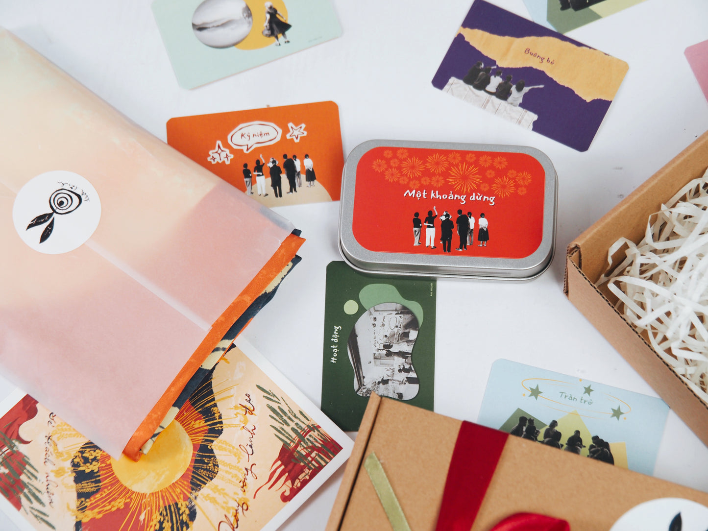 Set quà tặng Khởi sắc -  Bộ thẻ Một khoảng dừng và Khăn vuông Yin/Yang