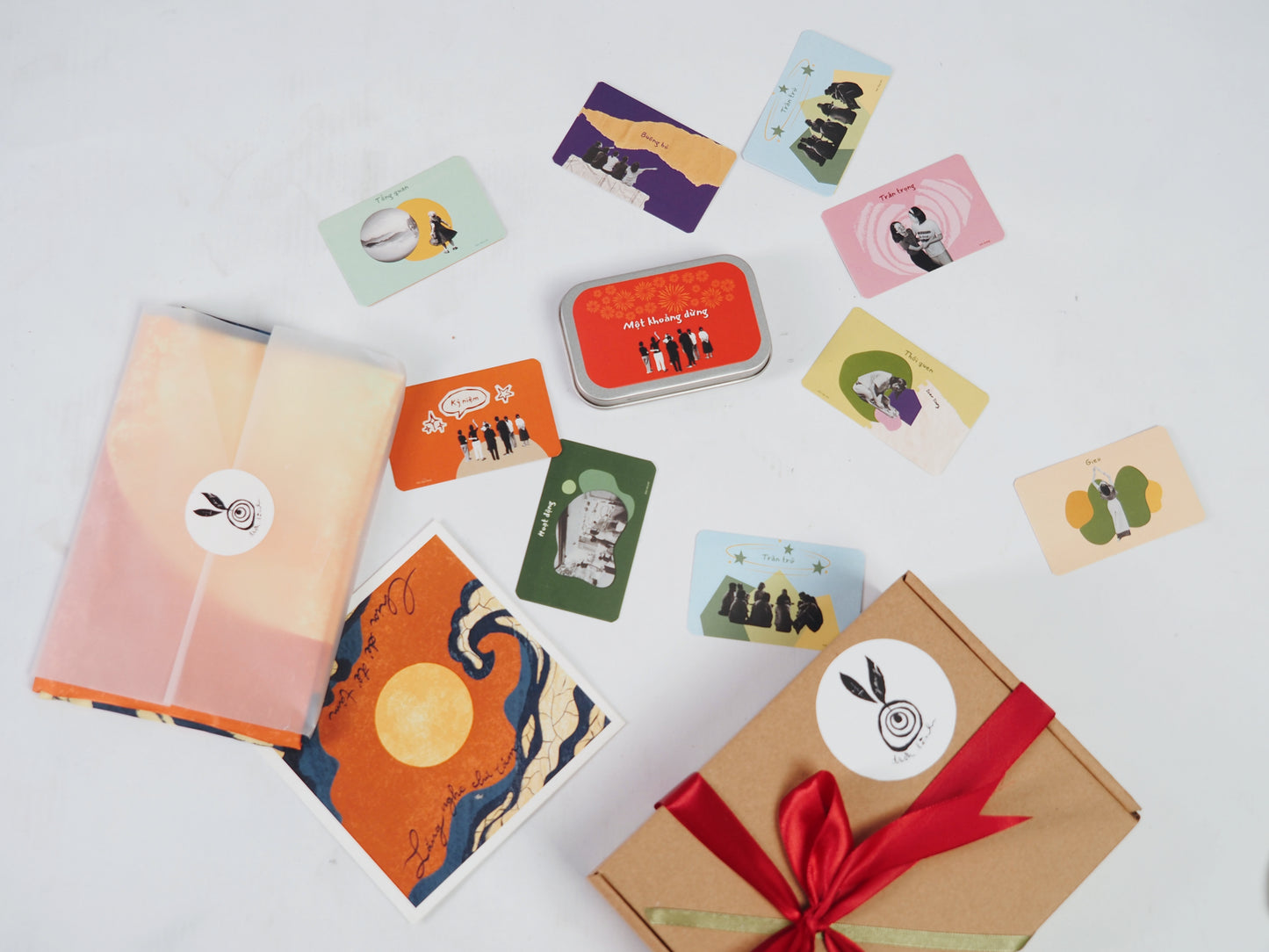 Set quà tặng Khởi sắc -  Bộ thẻ Một khoảng dừng và Khăn vuông Yin/Yang